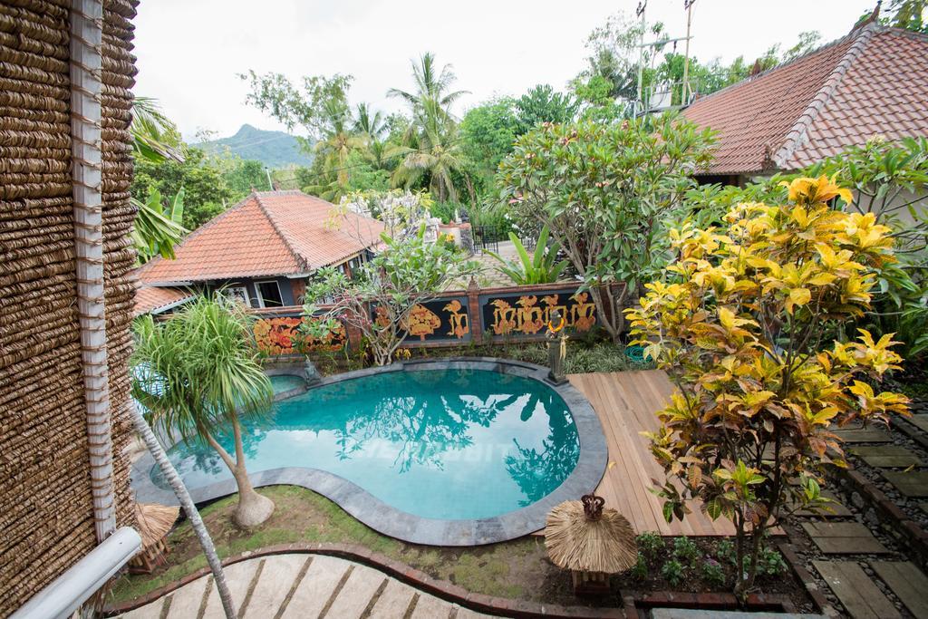 Hobbit'S House Homestay Banyuwedang Buitenkant foto