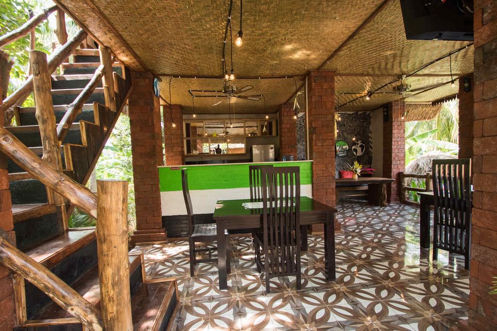Hobbit'S House Homestay Banyuwedang Buitenkant foto