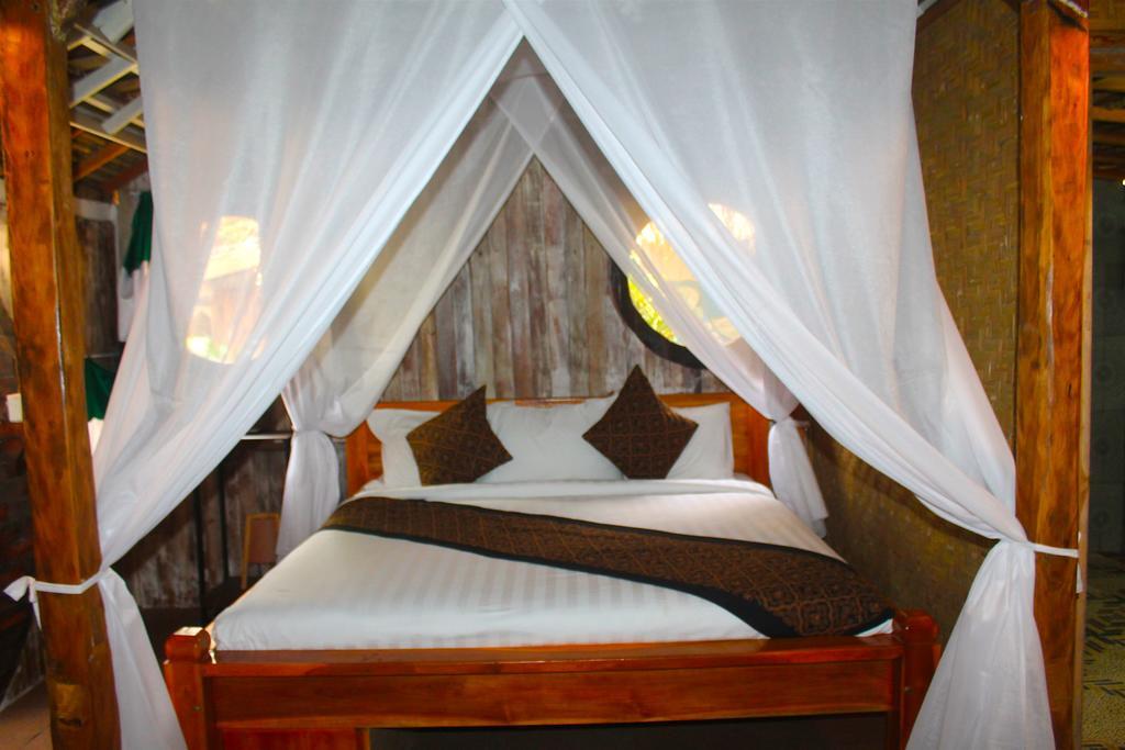 Hobbit'S House Homestay Banyuwedang Buitenkant foto