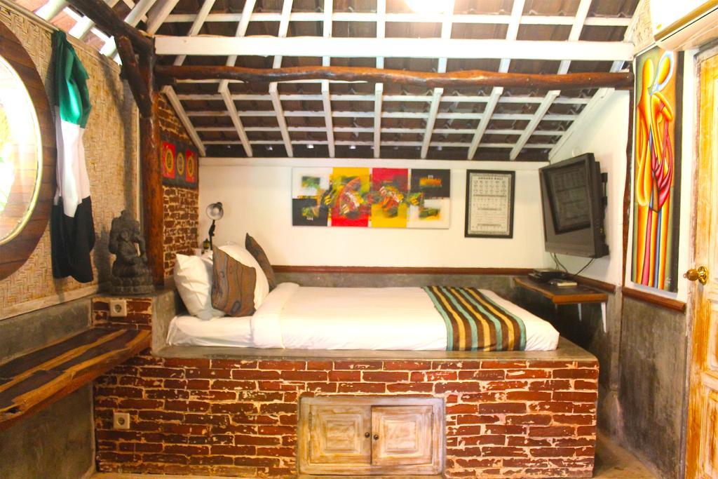 Hobbit'S House Homestay Banyuwedang Buitenkant foto